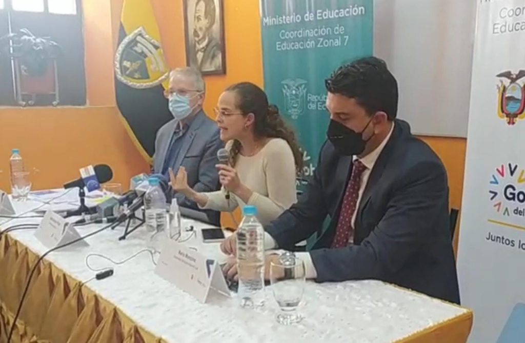 La ministra dio la información sobre el retorno a clases presenciales en una rueda de prensa realizada en la escuela Miguel Riofrío, de la ciudad de Loja.