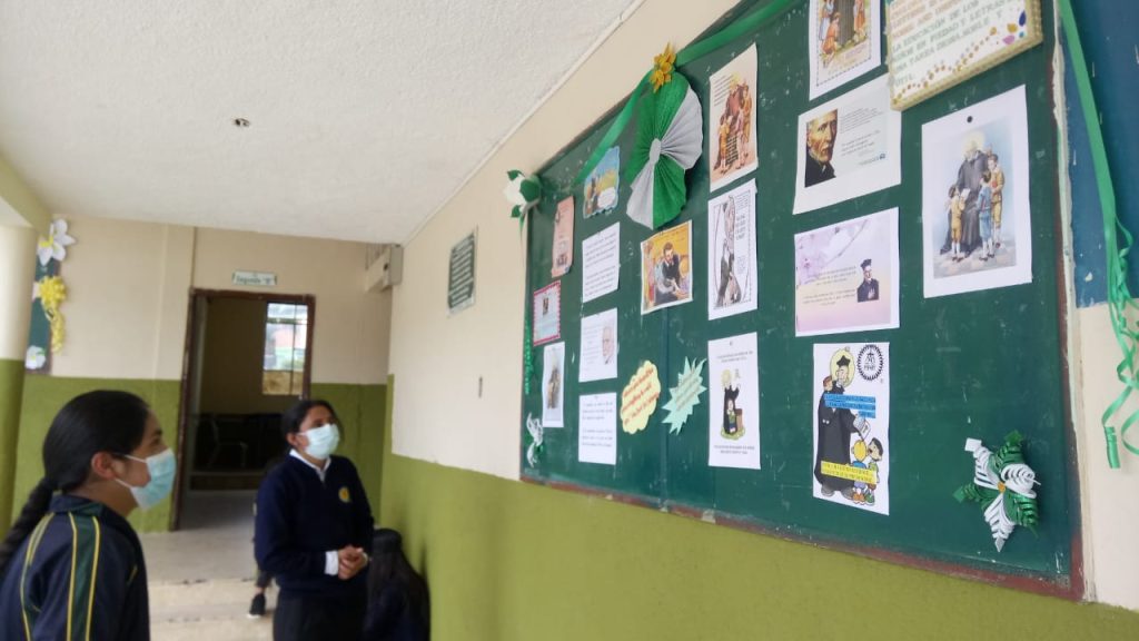 La elaboración y exposición del periódico mural es una de las actividades enmarcadas dentro de las fiestas.