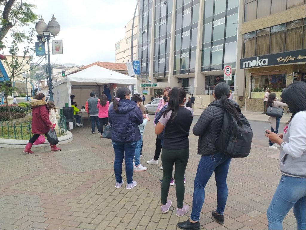 En algunos sectores de la ciudad se instalaron brigadas móviles de vacunación.