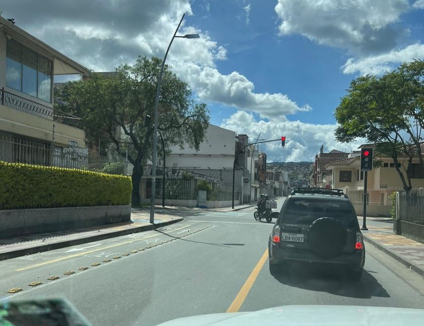 La imagen es contundente y revela el irrespeto de la norma por parte del motorizado. (Cortesía Santiago Ochoa)