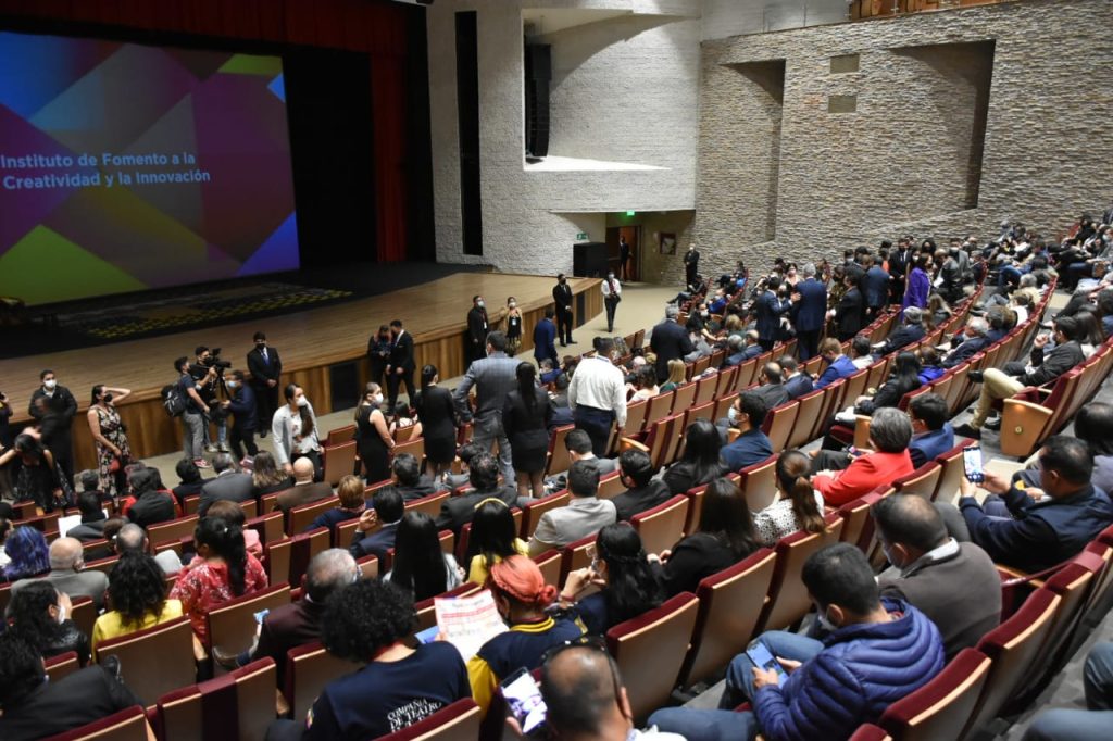 El evento se cumplió en el Teatro Nacional Benjamín Carrión Mora.