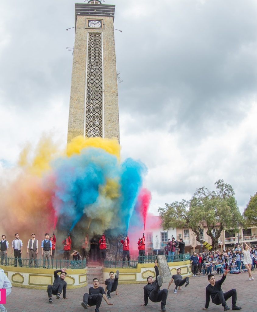 Loja vive sus fiestas que se integran con el Festival de Artes Vivas.