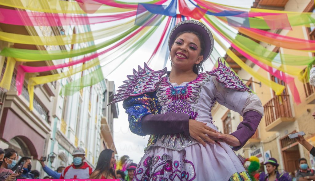 Loja se mantiene engalanada para celebrar las fiestas noviembres.
