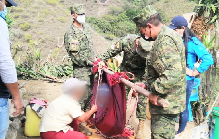 Por un terreno agreste sacaron a la adulta mayor para luego llevarla en un vehículo hacia el hospital.