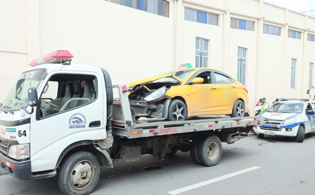 El vehículo particular llevó la peor parte en ese revés.