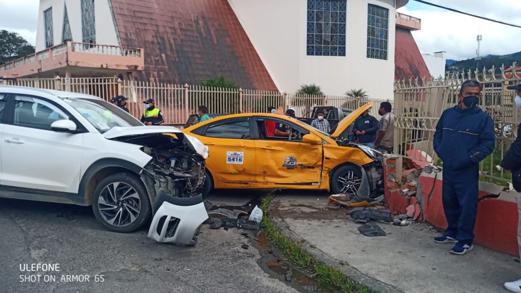 El muro de una vivienda fue afectado.