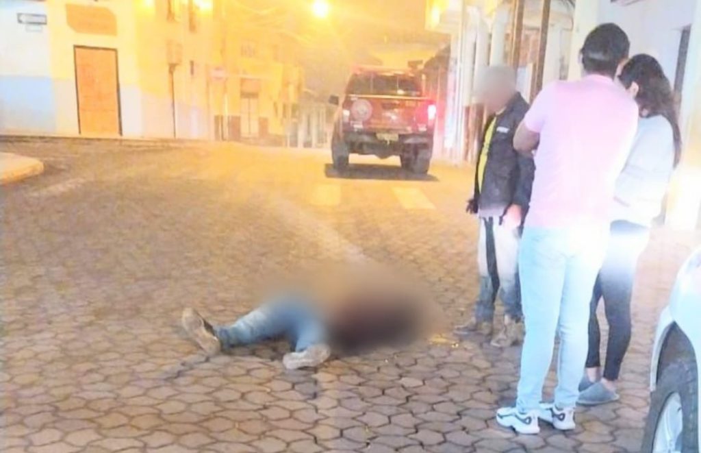 En un lugar del parque de Catacocha fue encontrado el cadáver.