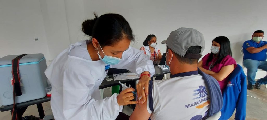 Están aplicando las dosis a quienes se vacunaron en junio de 2021.