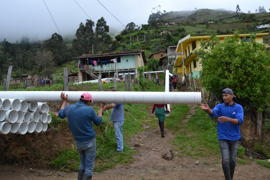 Los materiales entregados son tubos corrugados y sacos de cemento.
