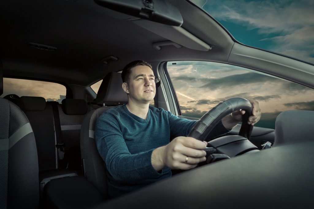 El ir a una velocidad excesiva durante las curvas, puede aumentar la posibilidad de ocasionar un accidente o perder el control del volante.