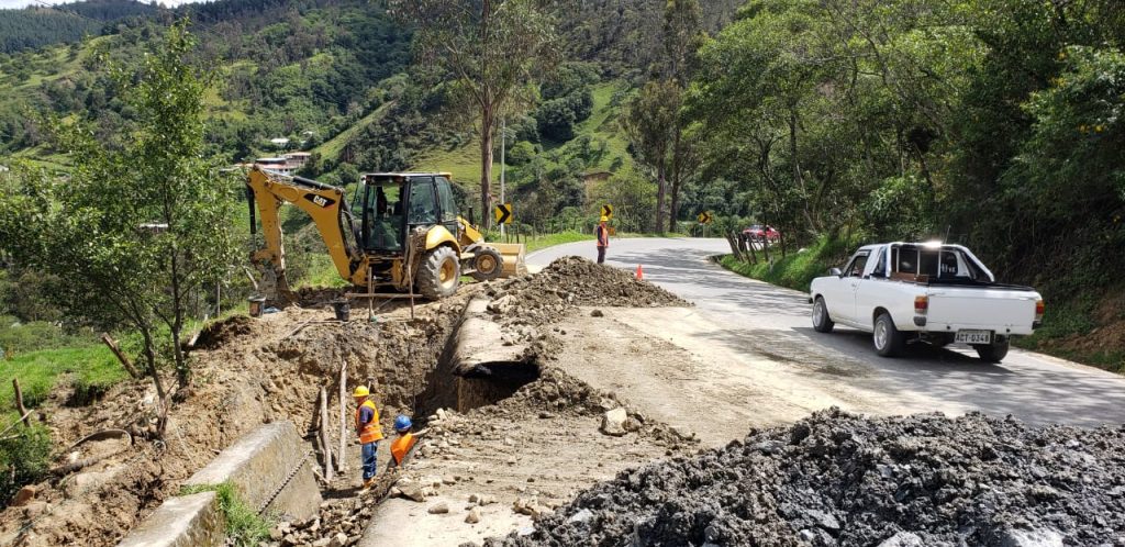 Los trabajos no han cesado a pesar de la lluvia que se registra.