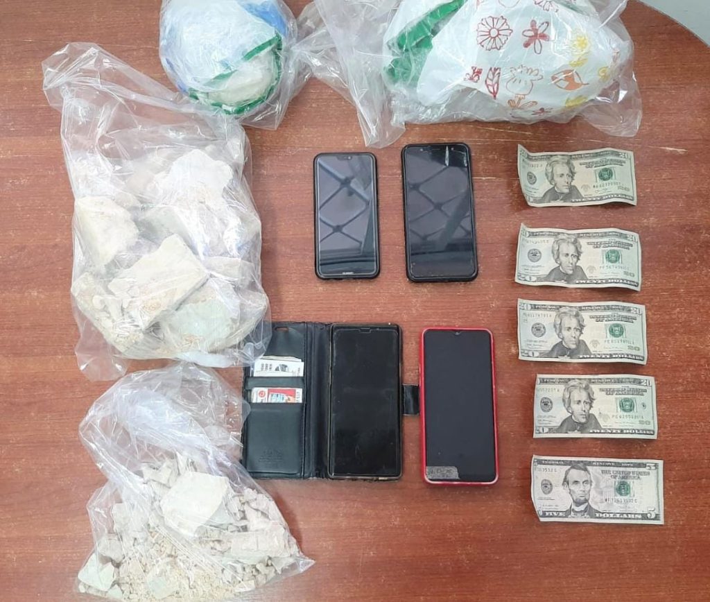 La droga que los policías de Zamora Chinchipe encontraron en la mochila que lleva 'Colombia'.