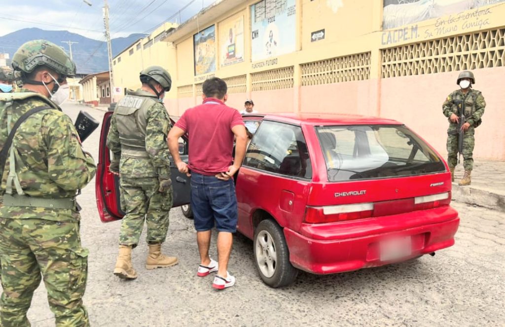 Los vehículos y sus ocupantes fueron registrados.