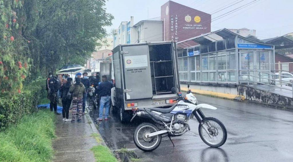 El cadáver fue localizado frente a la Clínica Hospital Municipal.