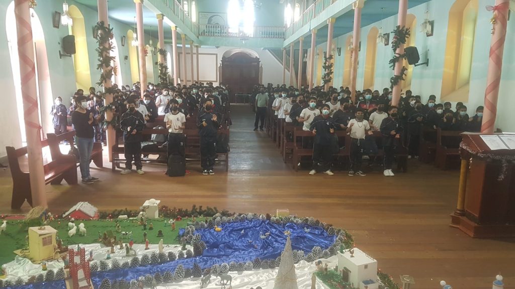 Estudiantes y docentes participan de esta actividad.