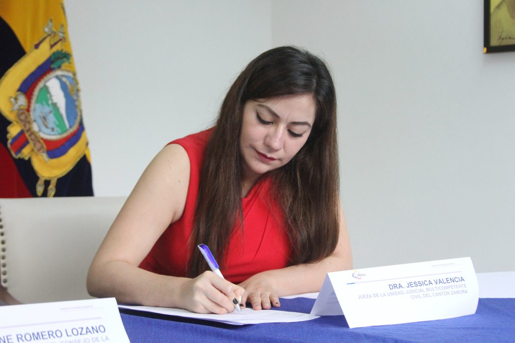 Jessica Gabriela Valencia Guamanquispe, durante su posesión como jueza en el cantón Zamora.