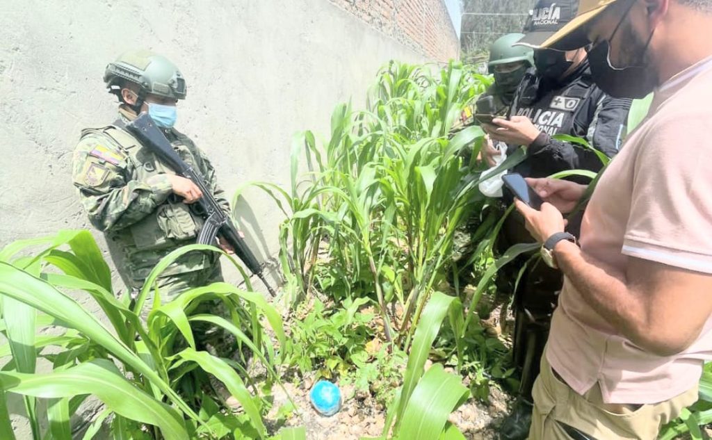 Una persona que circulaba por ahí observó ese envoltorio.