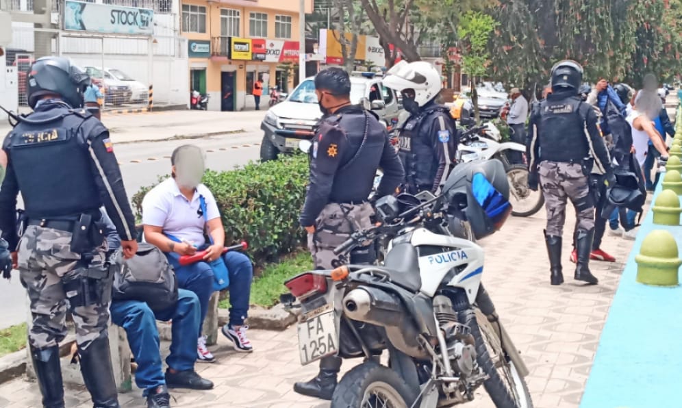 Los patrullajes se ejecutan a pie y en motocicletas y patrulleros.
