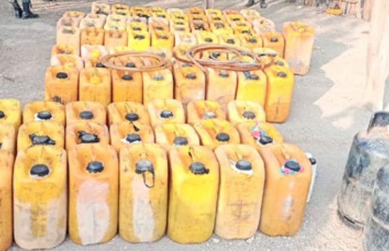 Los galones de combustible que se encontraron en esa bodega.