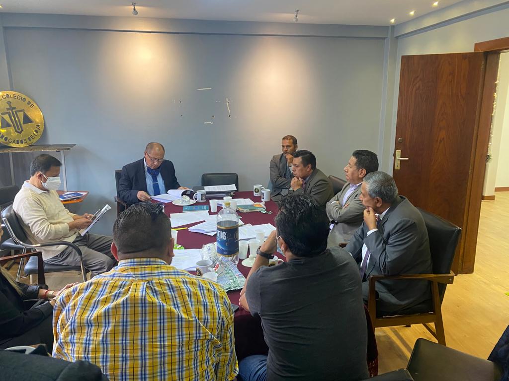 Los abogados, a partir del jueves anterior, se declararon en reunión permanente.