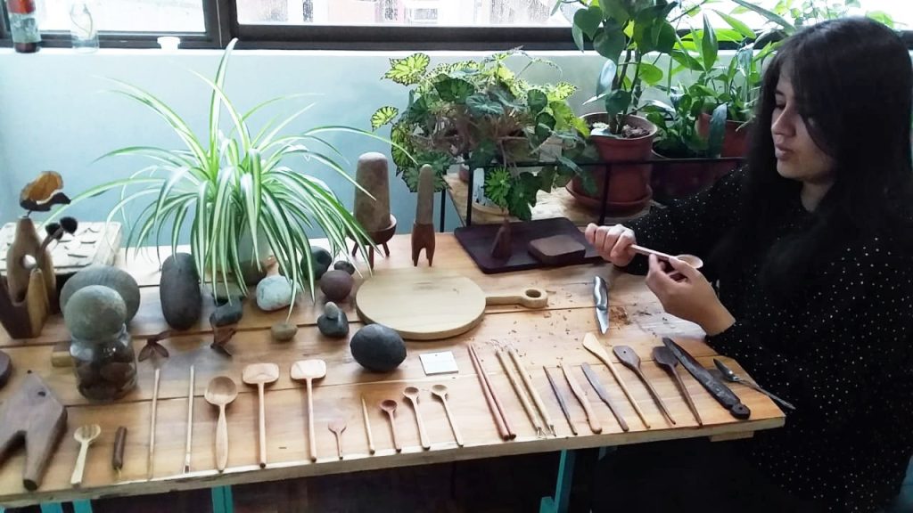Nelva utiliza herramientas básicas para dar forma a sus creaciones.
