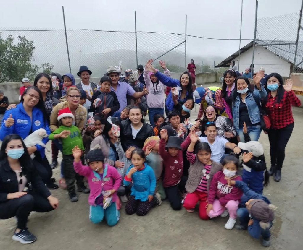 Los jóvenes de CREO junto a parte de los niños que disfrutaron de la actividad por Navidad.