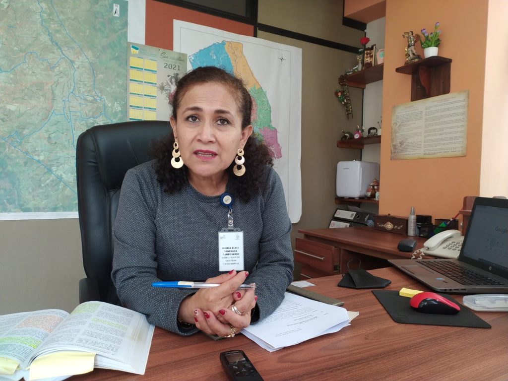 Gloria Tenesaca, jefa de Avalúos y Catastros del Municipio de Loja, invita a los lojanos a que aprovechen los descuentos que se aplican si se paga entre enero y junio el impuesto predial.