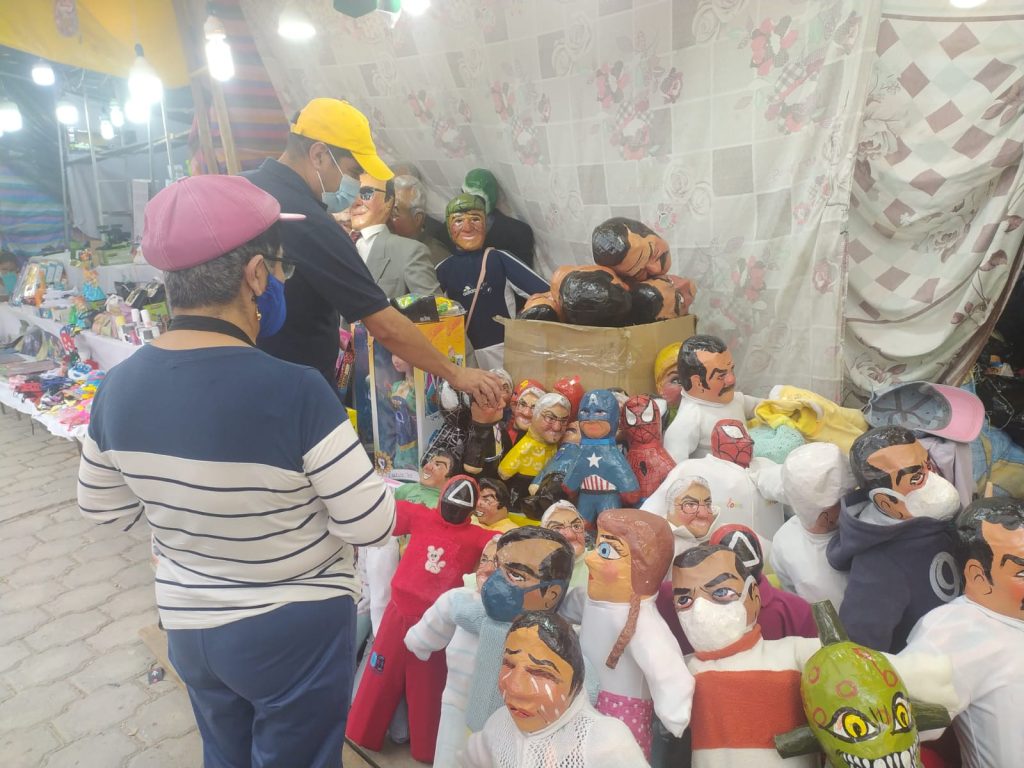 Varios ciudadanos, la tarde de este lunes 27 de diciembre, acudieron al Complejo Ferial para adquirir un ‘año viejo’.