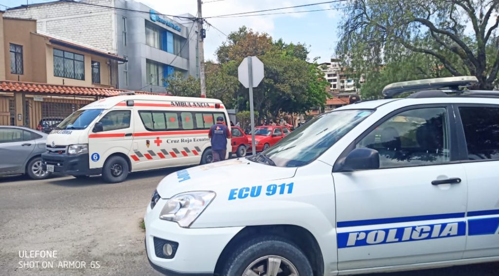 Al Banco del Pacífico llegó la Policía para recoger indicios del hecho delictivo.