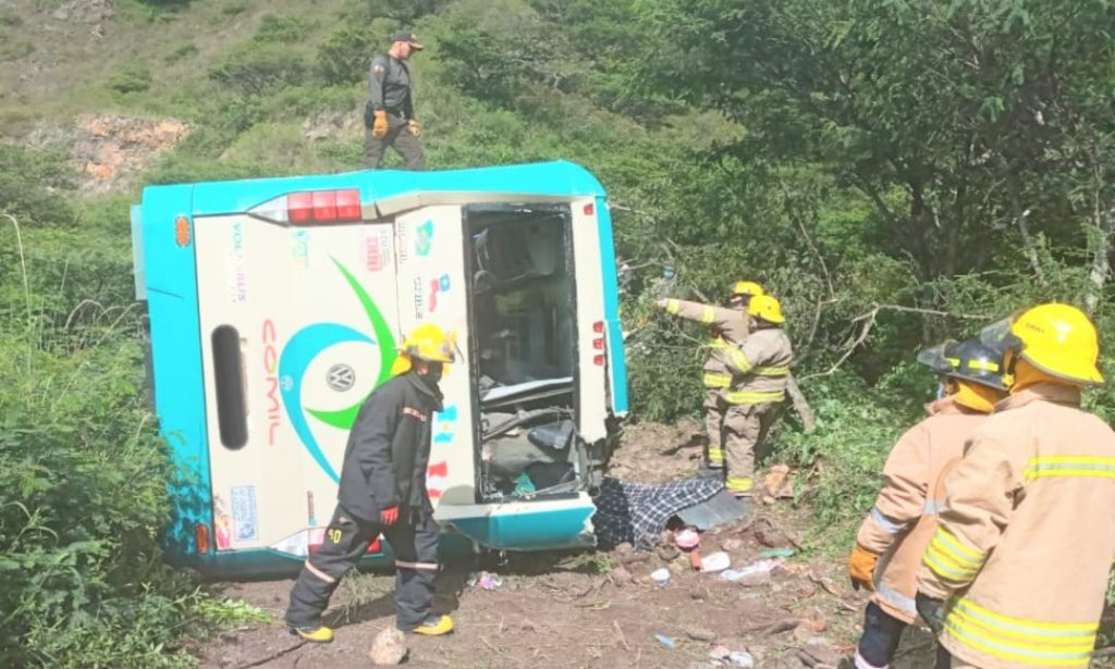 La planicie evitó que el pesado automotor se precipite al vacío.