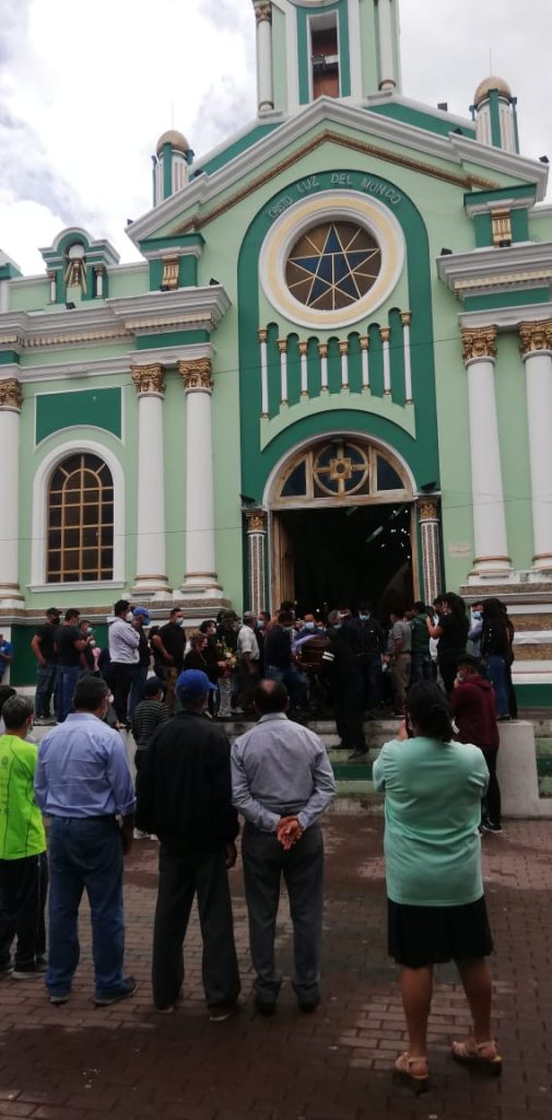 Luego de la eucaristía lo llevaron al cementerio de la parroquia Vilcabamba.