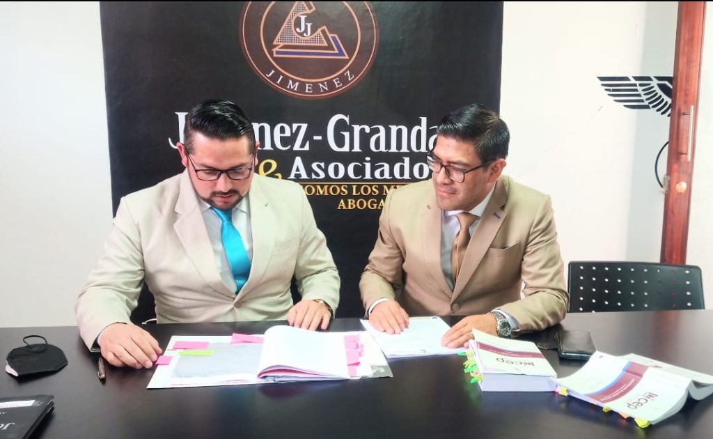 Bladimir Salazar Peña (izq.) y Jorge Jiménez Salinas pertenecen al bufete jurídico Jiménez-Granda y Asociados.