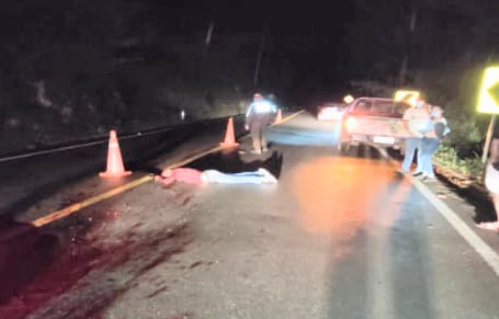 Sobre la calzada yacía el cadáver del infortunado ciudadano.