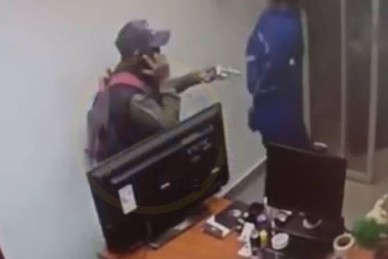 En la captura de video se observa a uno de los sujetos apuntando con un arma al trabajador de la gasolinera.