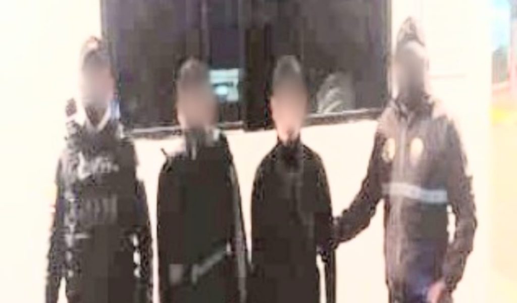 En poder de los supuestos estafadores encontraron el dinero que se daba como un enganche.