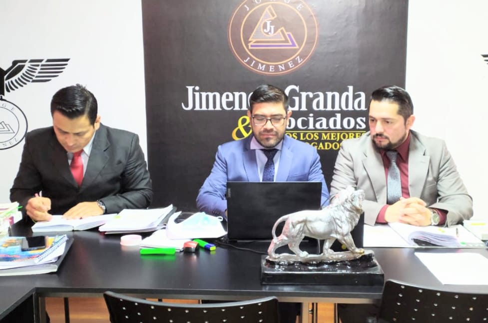 Los abogados Luis Granda (izq.), Jorge Jiménez Salinas y Bladimir Salazar Peña, del estudio jurídico Salinas-Granda y Asociados.