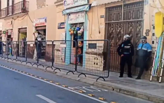 La travesura de la niña llevó a que ella introduzca el pie entre los barrotes de esas vallas. (fotografía ilustrativa).