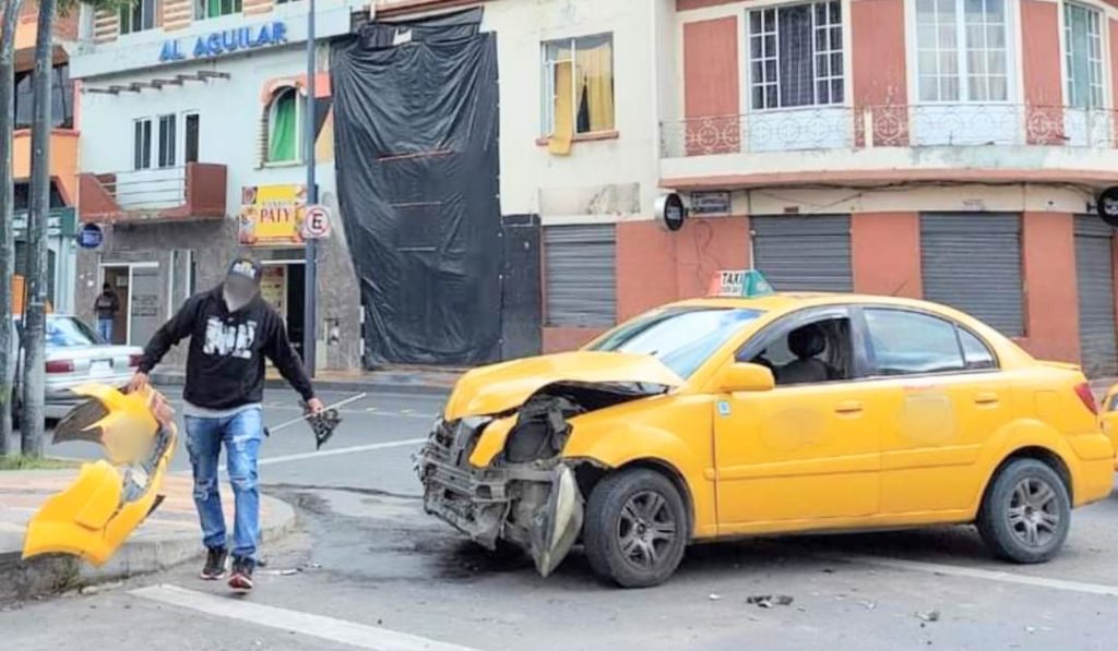 El vehículo de servicio público llevó la peor parte.