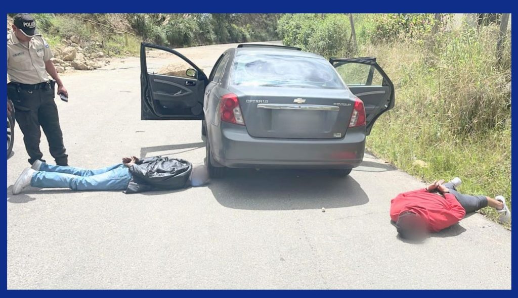 El carro fue interceptado por los uniformados.