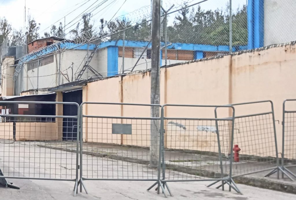 Ninguna autoridad del centro carcelario quiere referirse a esa disposición.