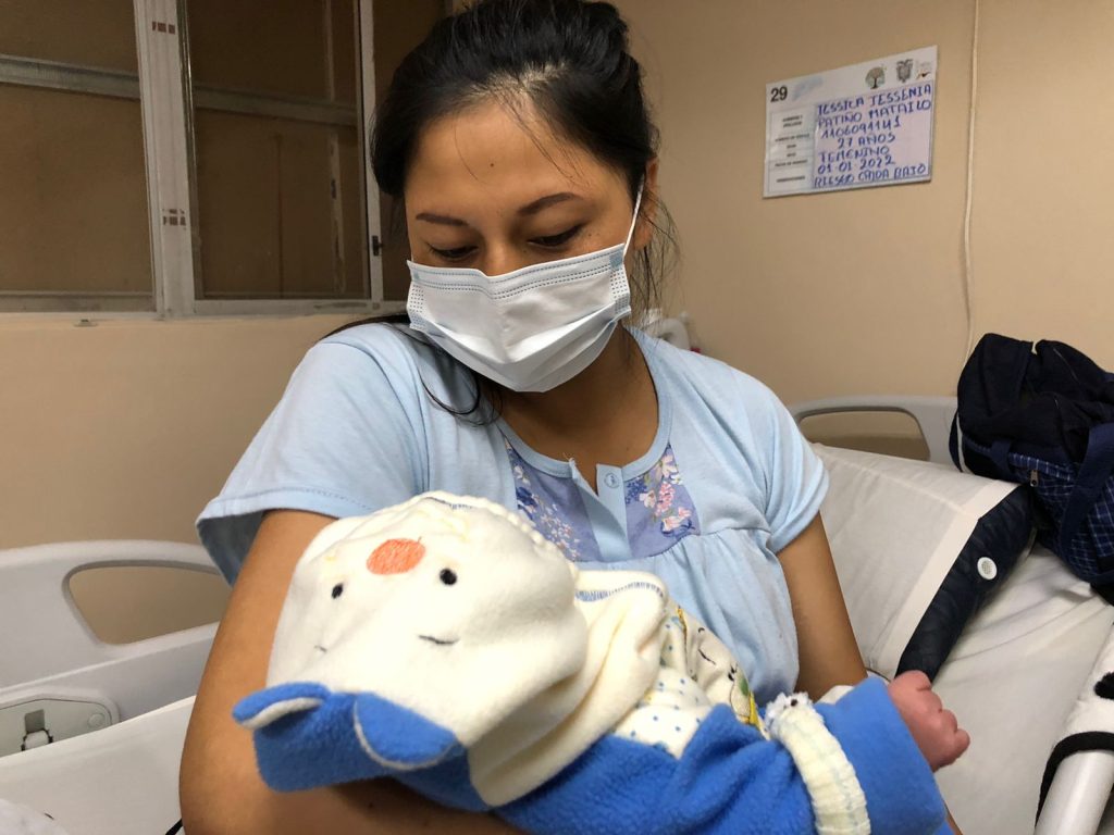 Los recién nacidos recibieron la vacuna correspondiente, así como el tamizaje metabólico neonatal y auditivo.