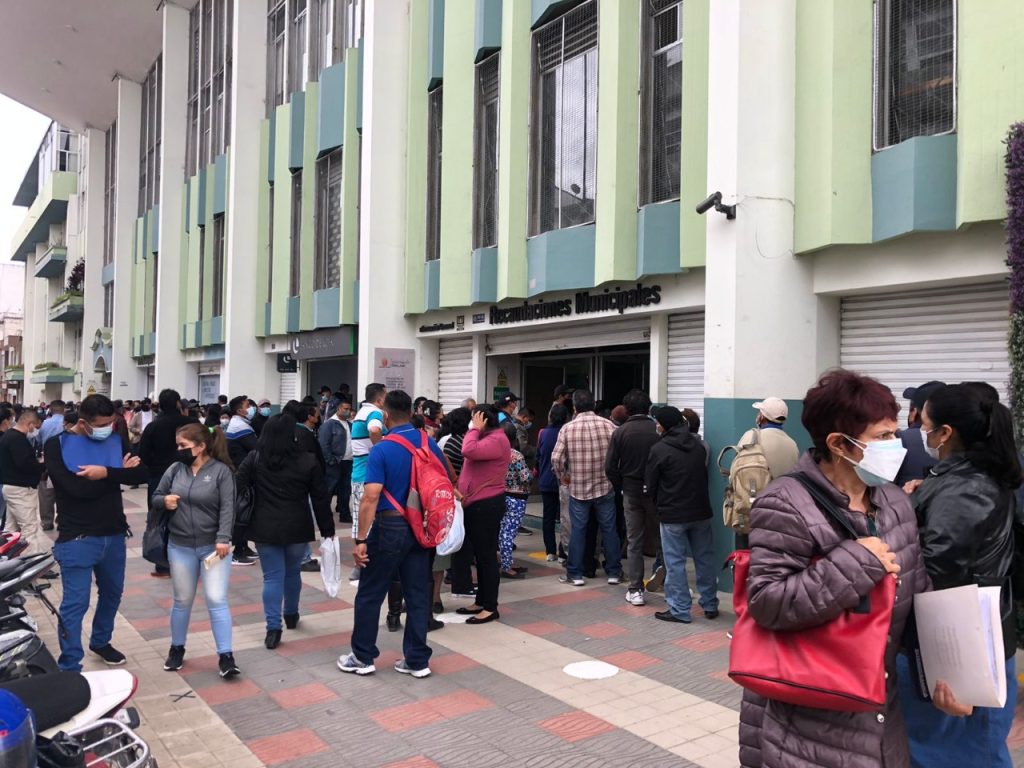 Este lunes 3 de enero de 2022, un considerable número de ciudadanos se acercó al edificio central del Municipio para cumplir con el pago.