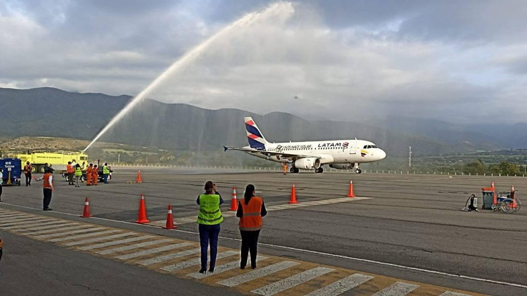 El avión que realizó el vuelo inaugural fue recibido con un saludo de agua en el Aeropuerto ‘Ciudad de Catamayo’.