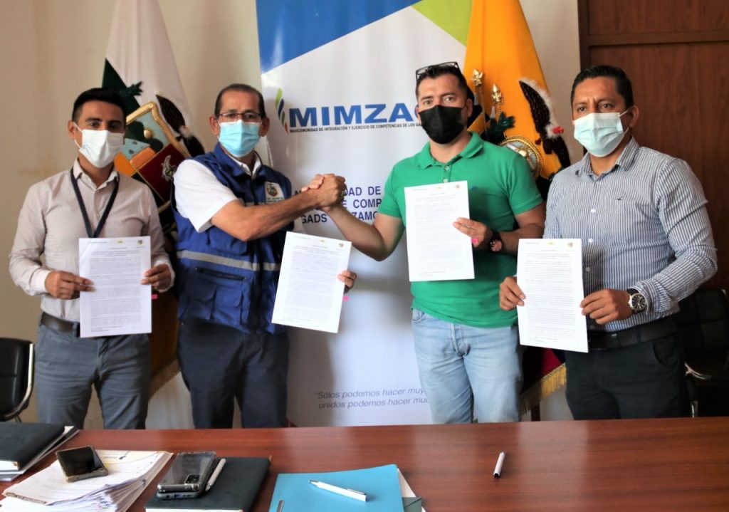 Las autoridades luego de la firma del convenio.