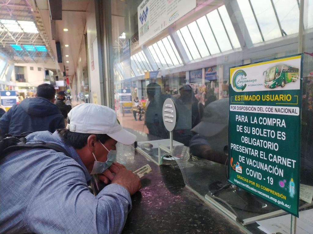En las boleterías de la terminal terrestre de Loja están colocados rótulos con los cuales se advierte al pasajero que debe presentar el carné de vacunación.