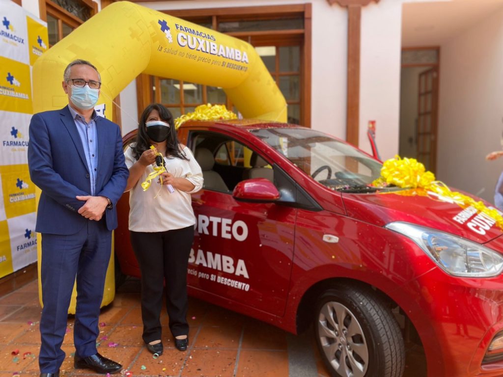 El gerente general de Farmacias Cuxibamba entregó el vehículo a la hermana del ganador.