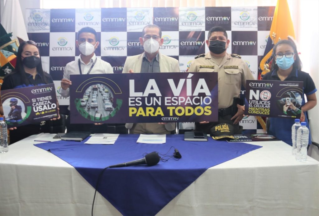 Las autoridades durante el lanzamiento de la campaña.