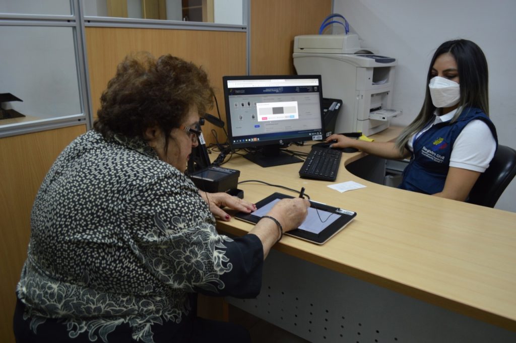 La comunidad debe acudir el día y hora que le registre el sistema en línea.