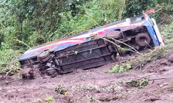 El otro bus que se precipitó al barranco es de la Cooperativa Occidental; el tercer carro es un camión.