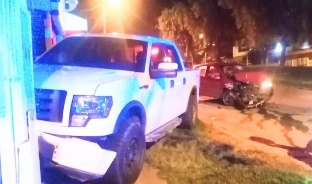 La camioneta tras ser golpeada se impactó contra una casa.